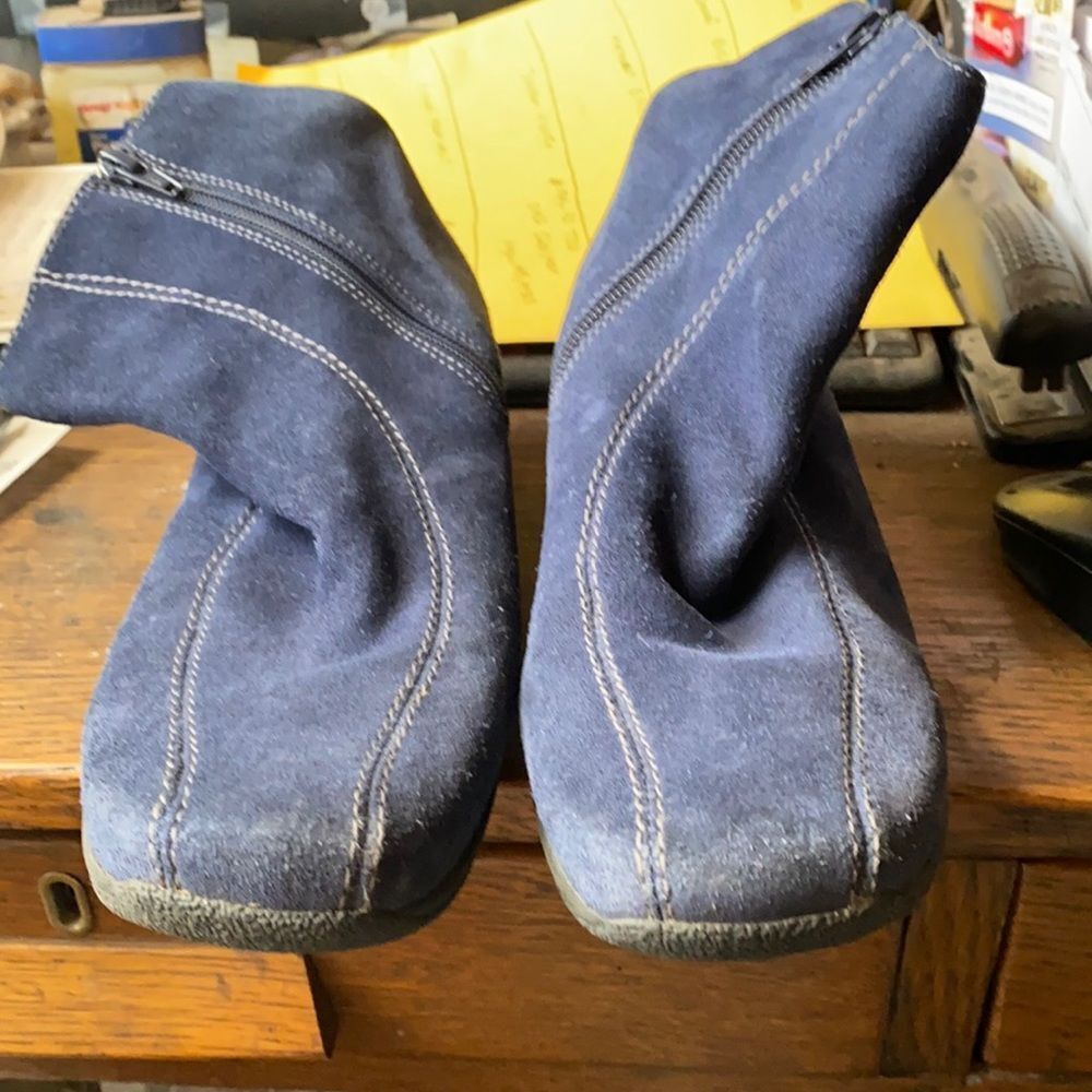 Clark’s Blue faux suede booties 9M